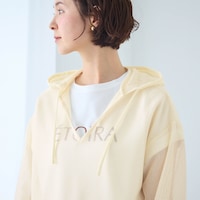 広めのキーネックで顔周りもスッキリ
