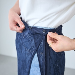 サイズ調節可能なウエストボタン仕様