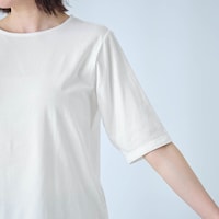 万能な白Tは二の腕をしっかり隠す五分袖