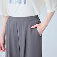 パンツは太ももをカバーするタック入り