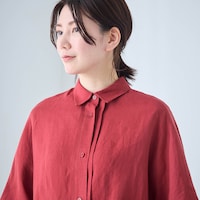 端正な襟とタックデザイン