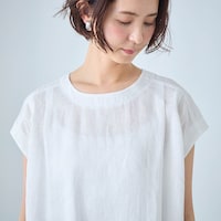 計算された長めのフレンチスリーブが二の腕をほど良く隠す
