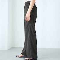 モデル身長168cm／M ※写真は撮影用のため股下+6cmになります。