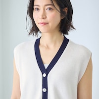 首まわりをすっきり見せる配色を効かせたVネック