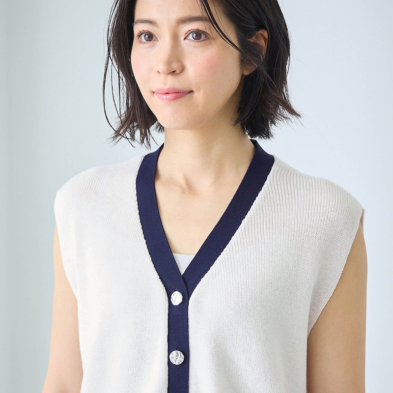 首まわりをすっきり見せる配色を効かせたVネック
