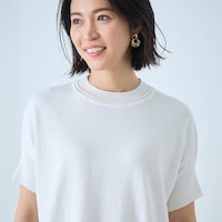 ドロップショルダーが肩のラインを拾わず、二の腕もカバー