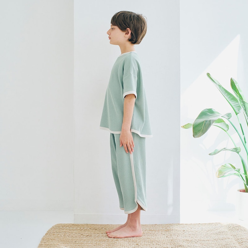 スモークグリーン／モデル身長130㎝・130サイズ着用