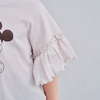 袖のフリルが華やかなアクセント