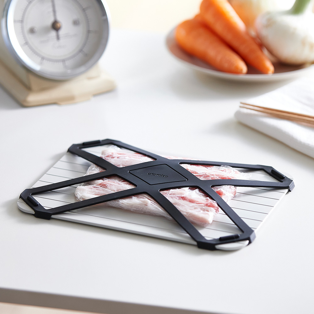 バンドで抑えてさらに解凍速度アップ!置くだけ急速解凍プレート バンドで抑えてさらに解凍速度アップ!置くだけ急速解凍プレート