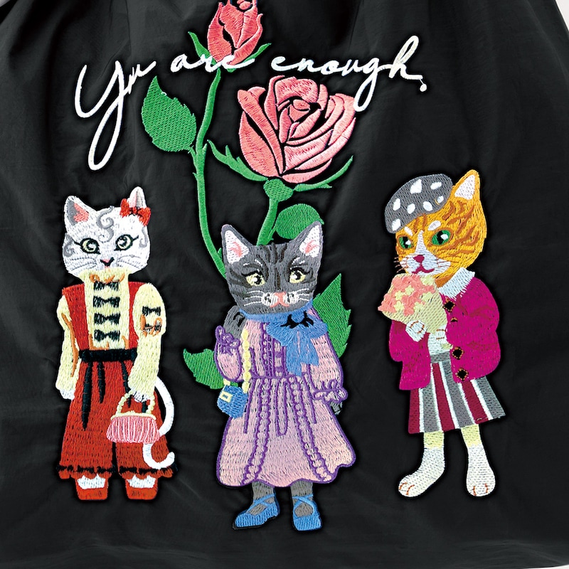 カラフルで繊細なネコの刺繍がアクセント