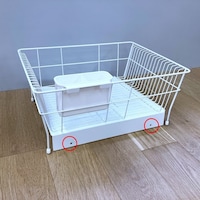 トレー背面には製造工程に必要な穴が開いています