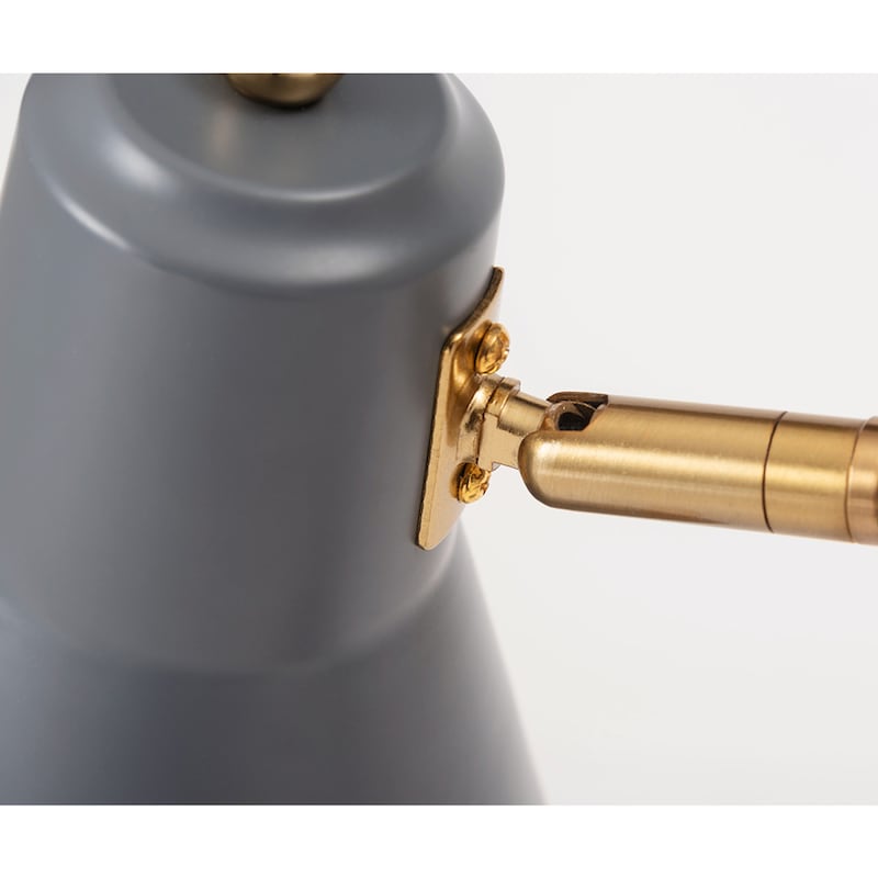 シェード部分は角度調節が可能で、使いたい角度に簡単に調節できます