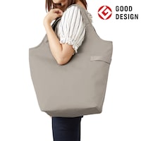 たっぷり荷物を入れられるのに、女性でも安定して持ちやすい