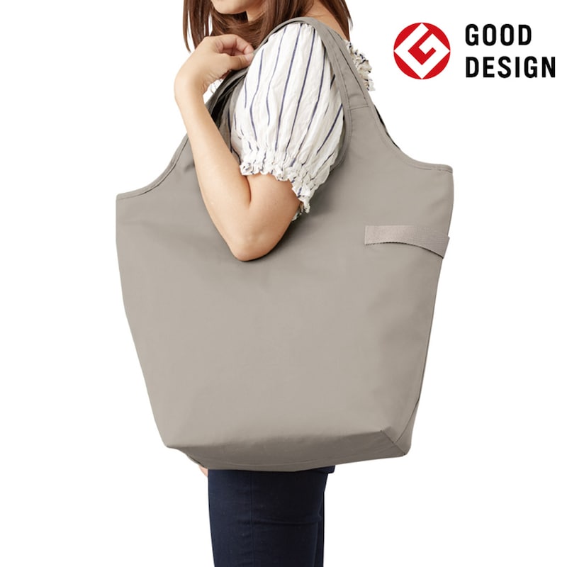 たっぷり荷物を入れられるのに、女性でも安定して持ちやすい