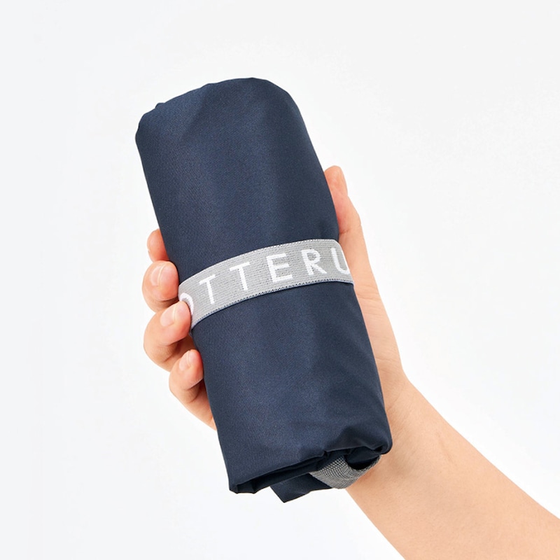 ゴムでコンパクトに畳むことができます