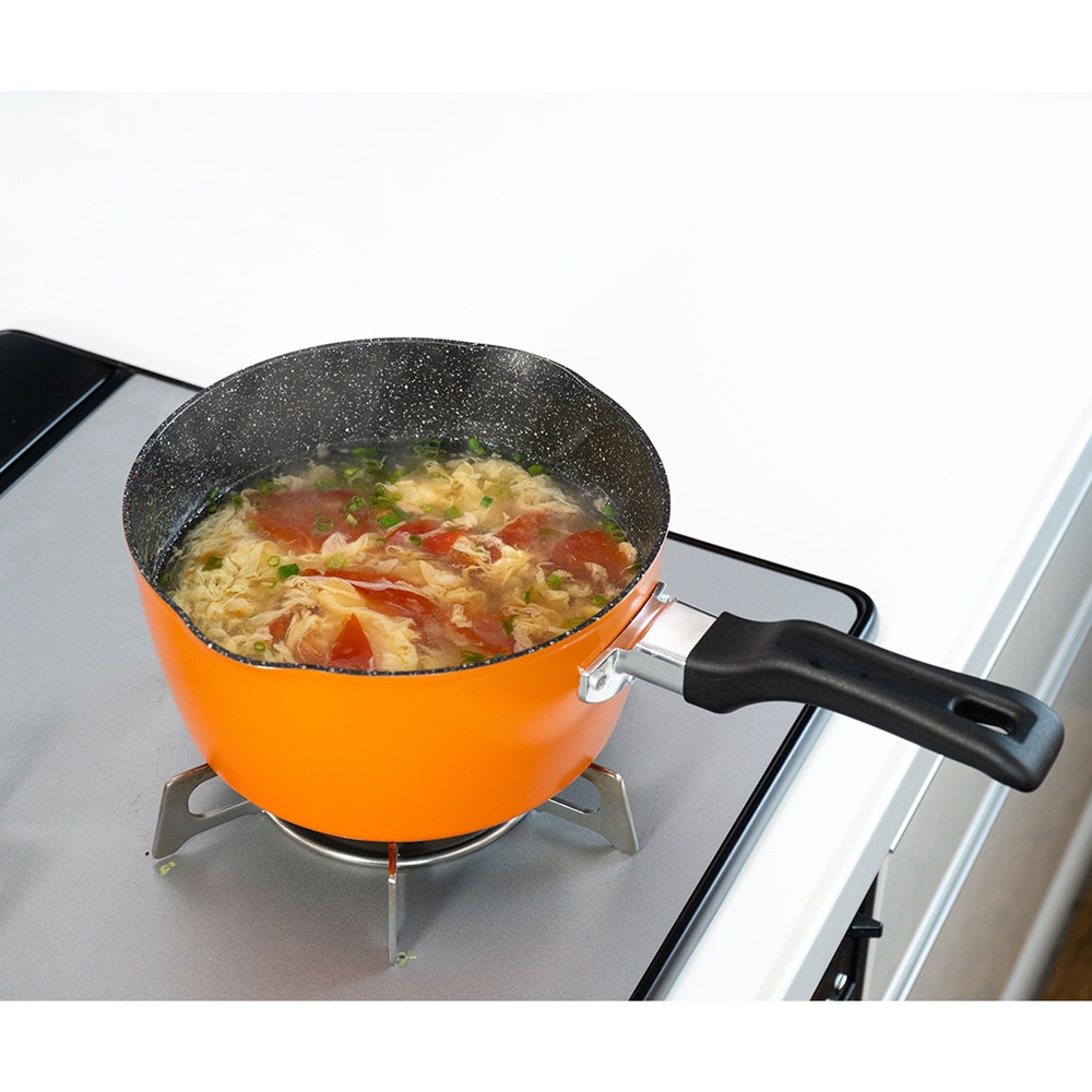 深さ約10cmの超深型で炒める・焼く・揚げる・煮こむといったいろいろな料理に使えるフライパンです