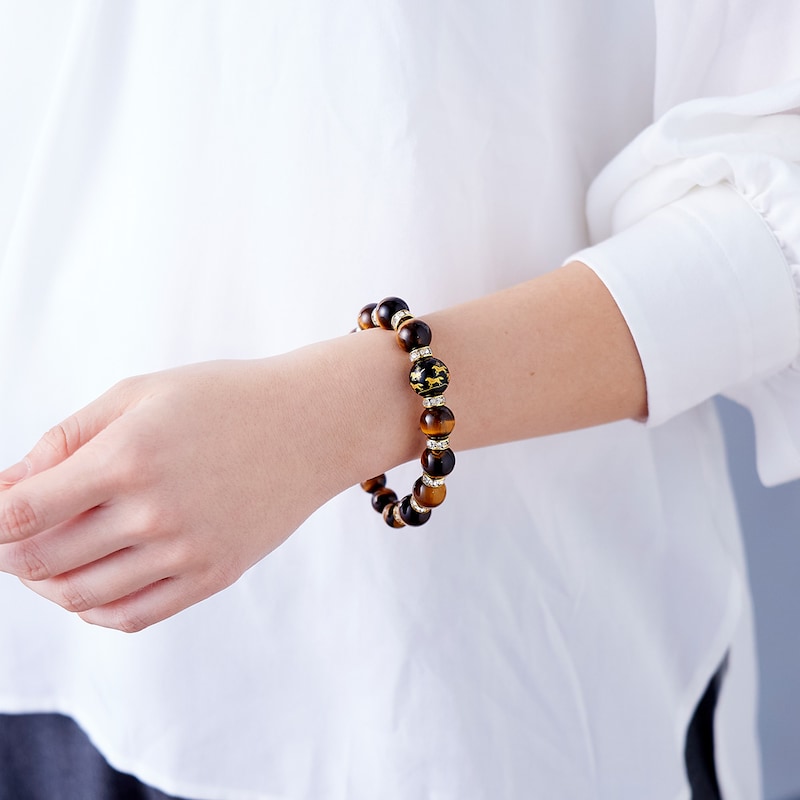 馬を彫刻したオニキスと虎目石を連ねた、幸運を願うブレスレット