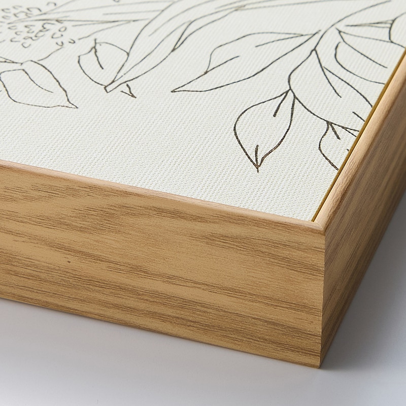 奥行きと存在感が感じられる木目調のフレーム付き