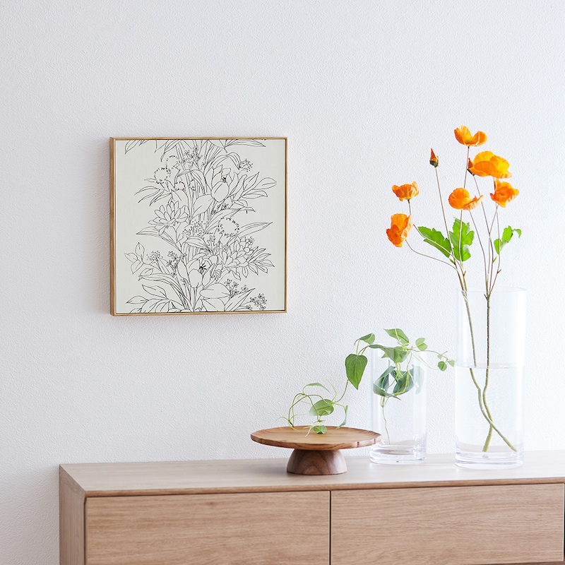 空に向かって勢いよく生い茂る草花を、伸びやかなタッチで描いています。