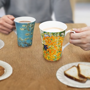 名画を全面に施したデザインがコーヒータイムを特別なアート体験に変えます