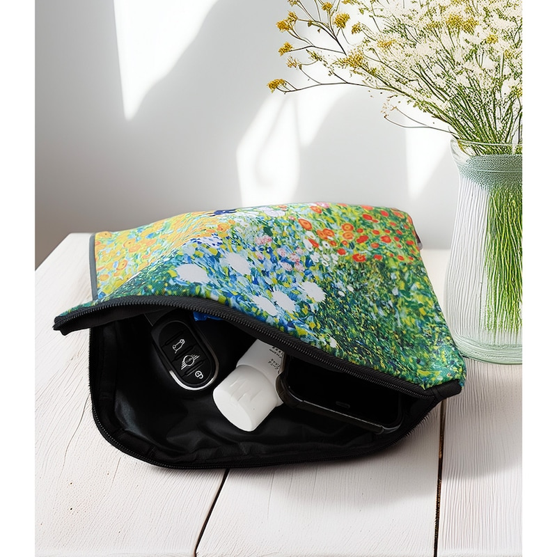 チャック式で開口が横側まで伸びているので、小物の出し入れがしやすく便利です