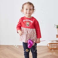 レッド×いちご総柄／モデル身長84.3cm・80サイズ着用・体重11kg