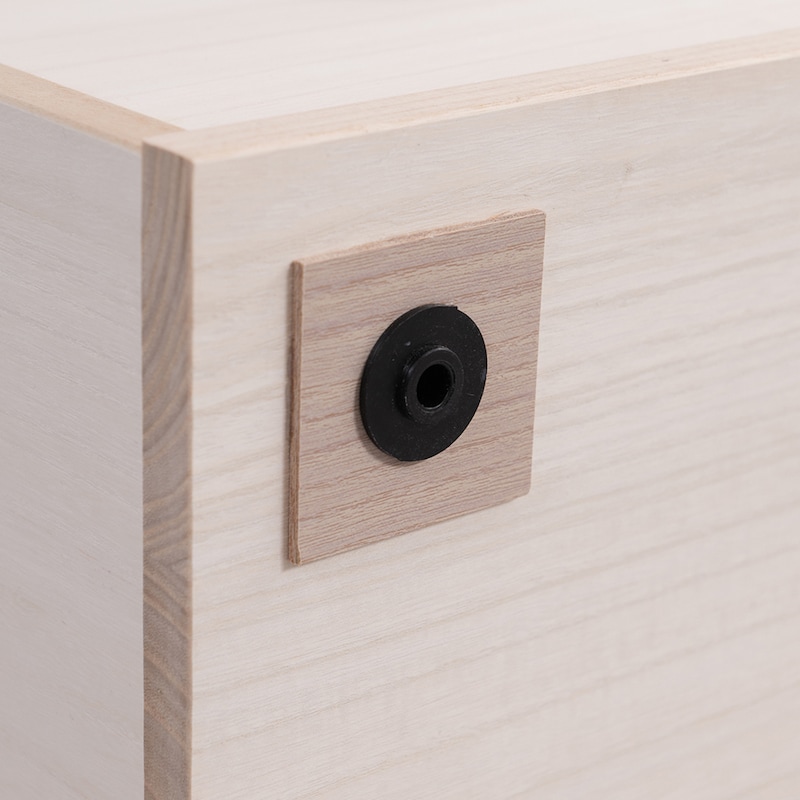 キャスターを外して直置きができます。（床に傷がつかないようフェルトなどを敷いてご使用ください）