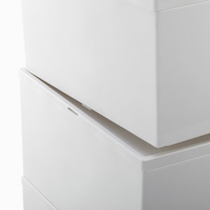 スタッキングした際にずれにくく倒れにくい背面ロック構造