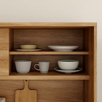 扉は片側引き戸で見せる収納が楽しめる。/キッチンボード