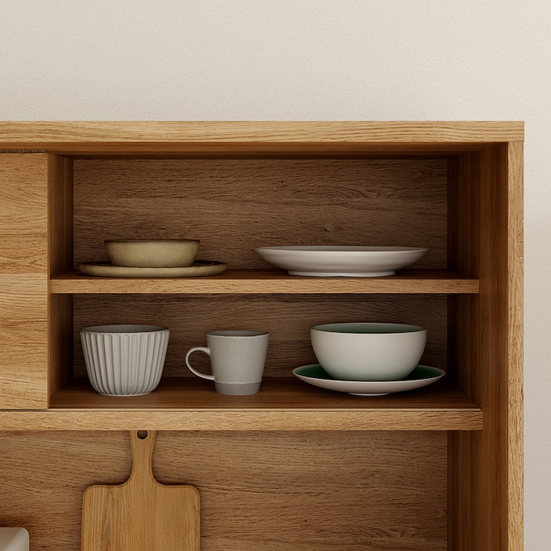 扉は片側引き戸で見せる収納が楽しめる。/キッチンボード