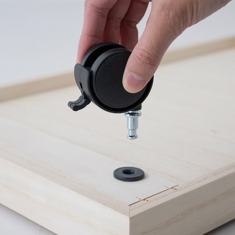 キャスターは取り外すことも可能（床に傷がつかないようフェルトなどを敷いてご使用ください）