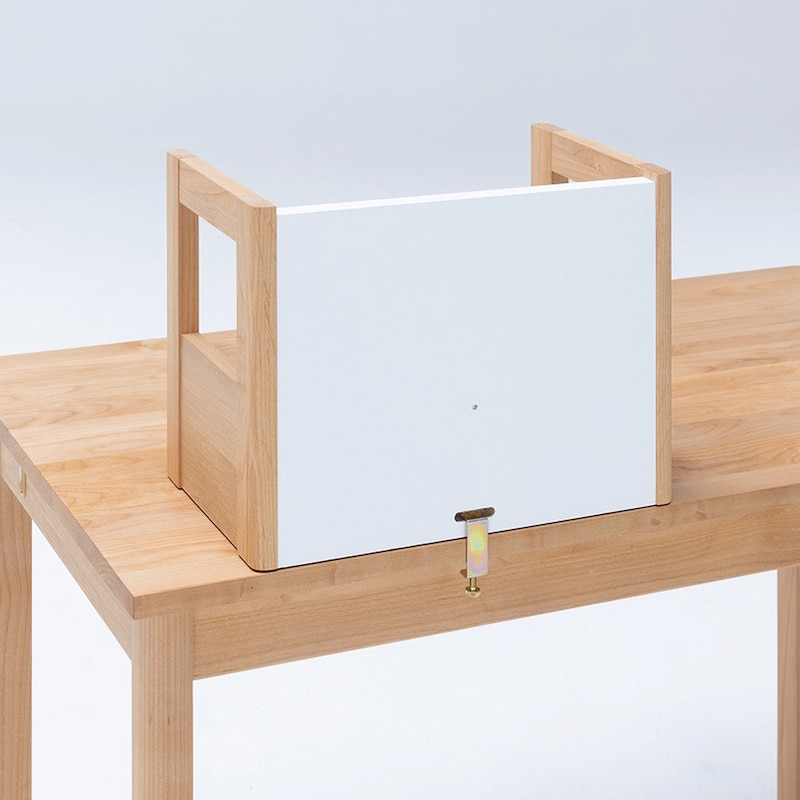 後ろ側から金具で固定する仕様で、落ちたりズレる心配もなく安心/上棚