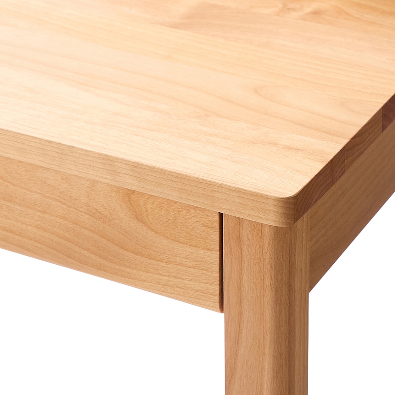 天然木アルダー材の温かみを感じられます／デスク天板アップ