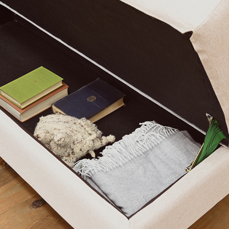 座面の下には広びろとした収納スペースがあります。