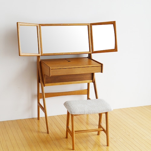 天然木の３面鏡ドレッサー&スツール 【コンセント付き】＜ボトルが収納できる＞