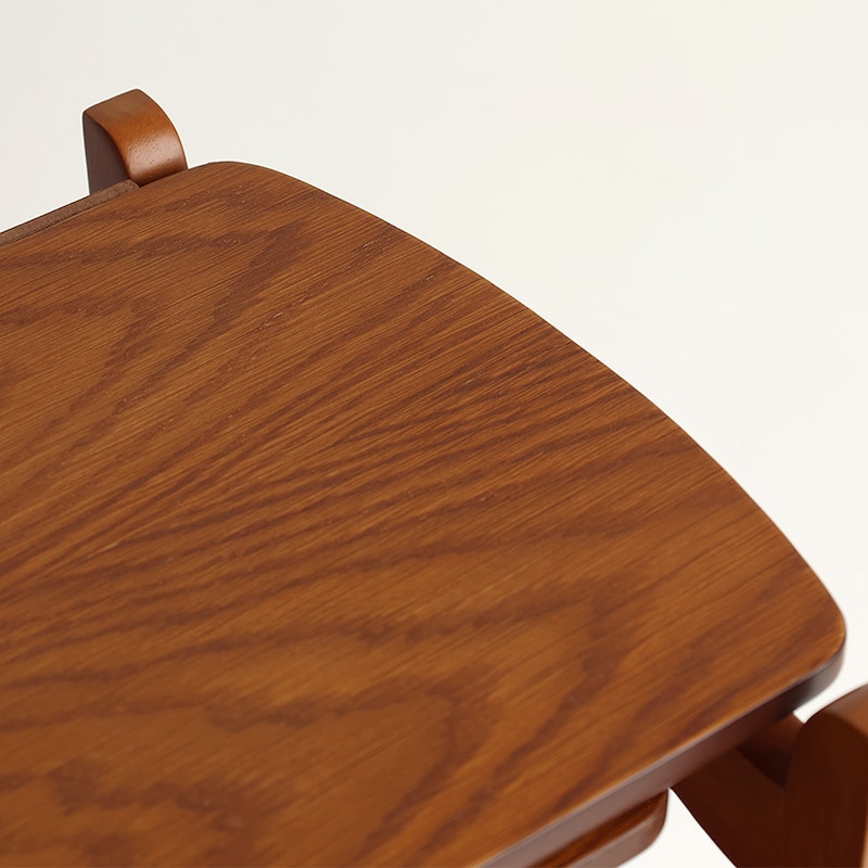 ほんのりと赤みを帯びた飴色ブラウン/天板アップ