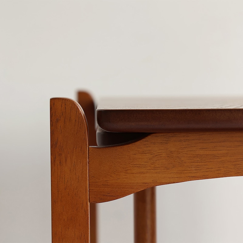 曲線と直線を融合させたフレームや桟の計上が、シンプルながら個性のある佇まい