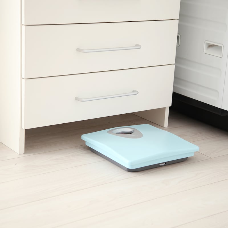 脚下は体重計が収まる高さ10cm