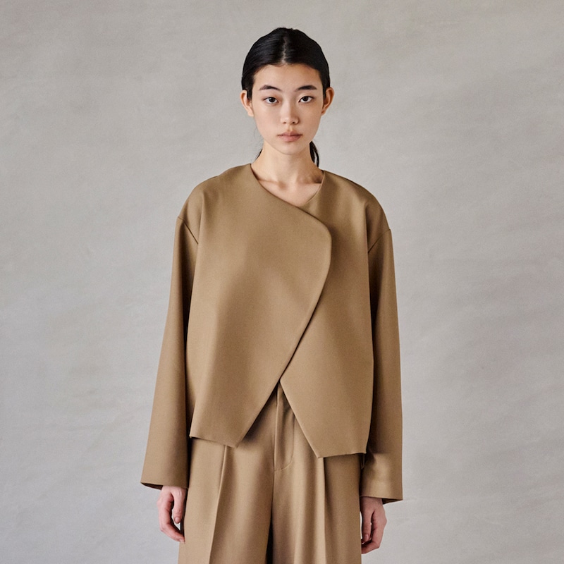 ラウンド感のあるジャケットが柔らかい印象に