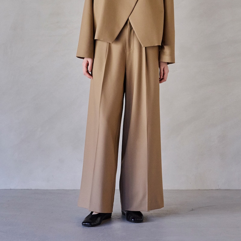 センタープレス＆タック入りで、脚長効果のあるすっきりとしたシルエット
