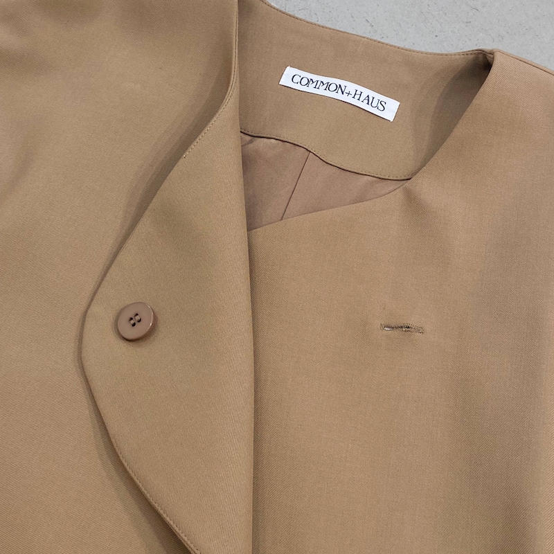 ジャケットは隠しボタン仕様