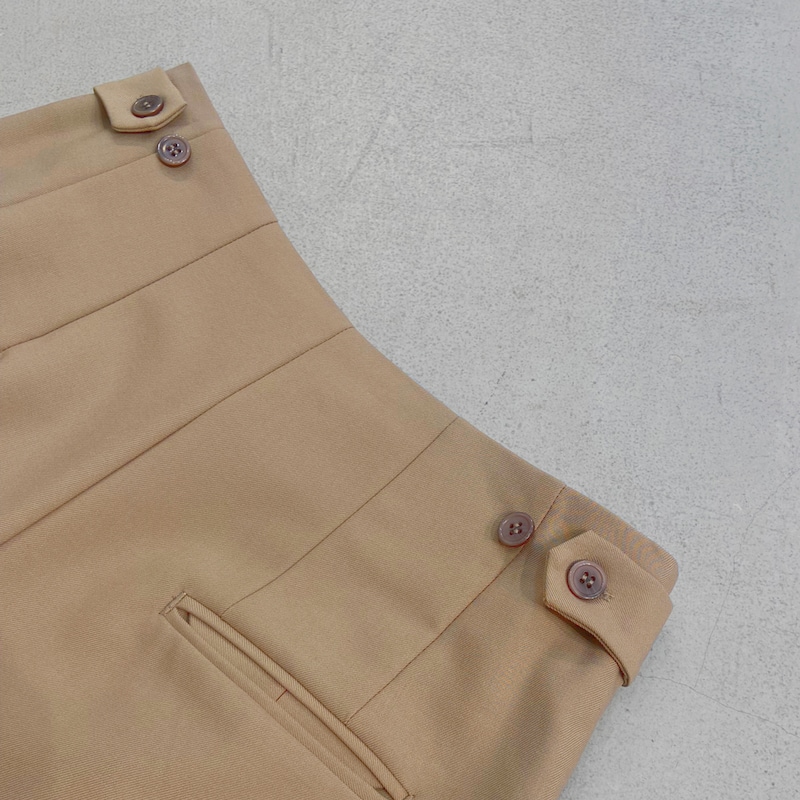 ウェストはボタンでサイズ調整が可能に