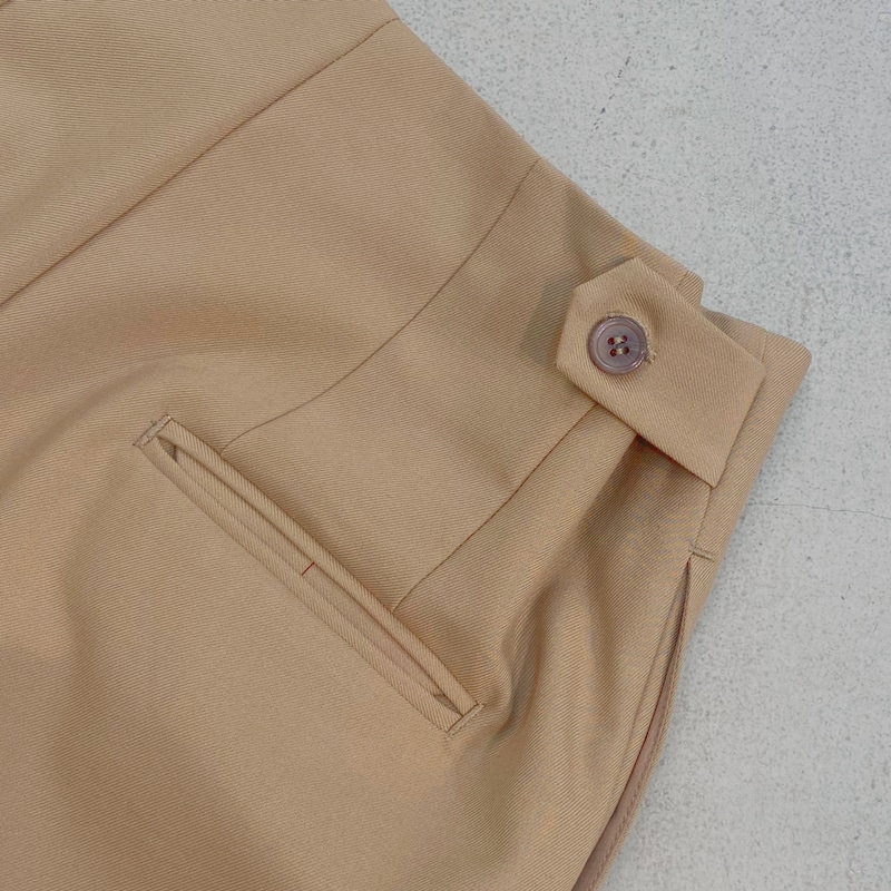 ウェストはボタンでサイズ調整が可能に