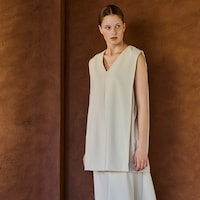 縦のラインを自然に強調し、すっきりとしたシルエットに