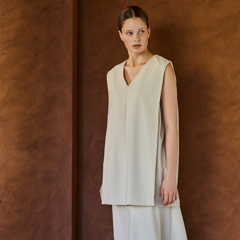 縦のラインを自然に強調し、すっきりとしたシルエットに