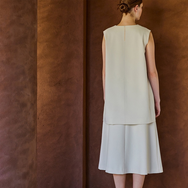 落ち感のある素材が、きれいな縦ラインを引き立て、上品な印象に