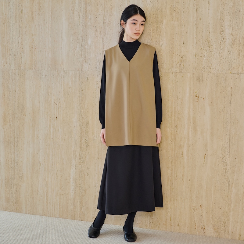 タイトなニットを合わせて大人の表情に