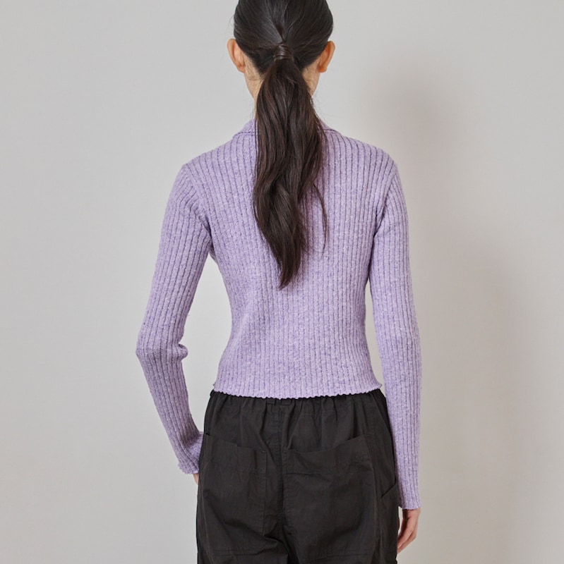 白糸をミックスした編み地が、軽やかでな表情に