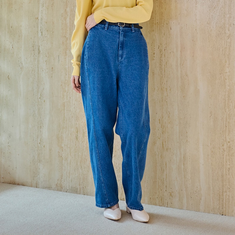 ウォッシュ加工を施したデニム素材のバレルパンツ