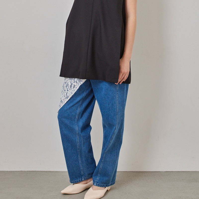 デニムとワークパンツの要素を掛け合わせたデザインで、ラフすぎず今の気分に合う一本